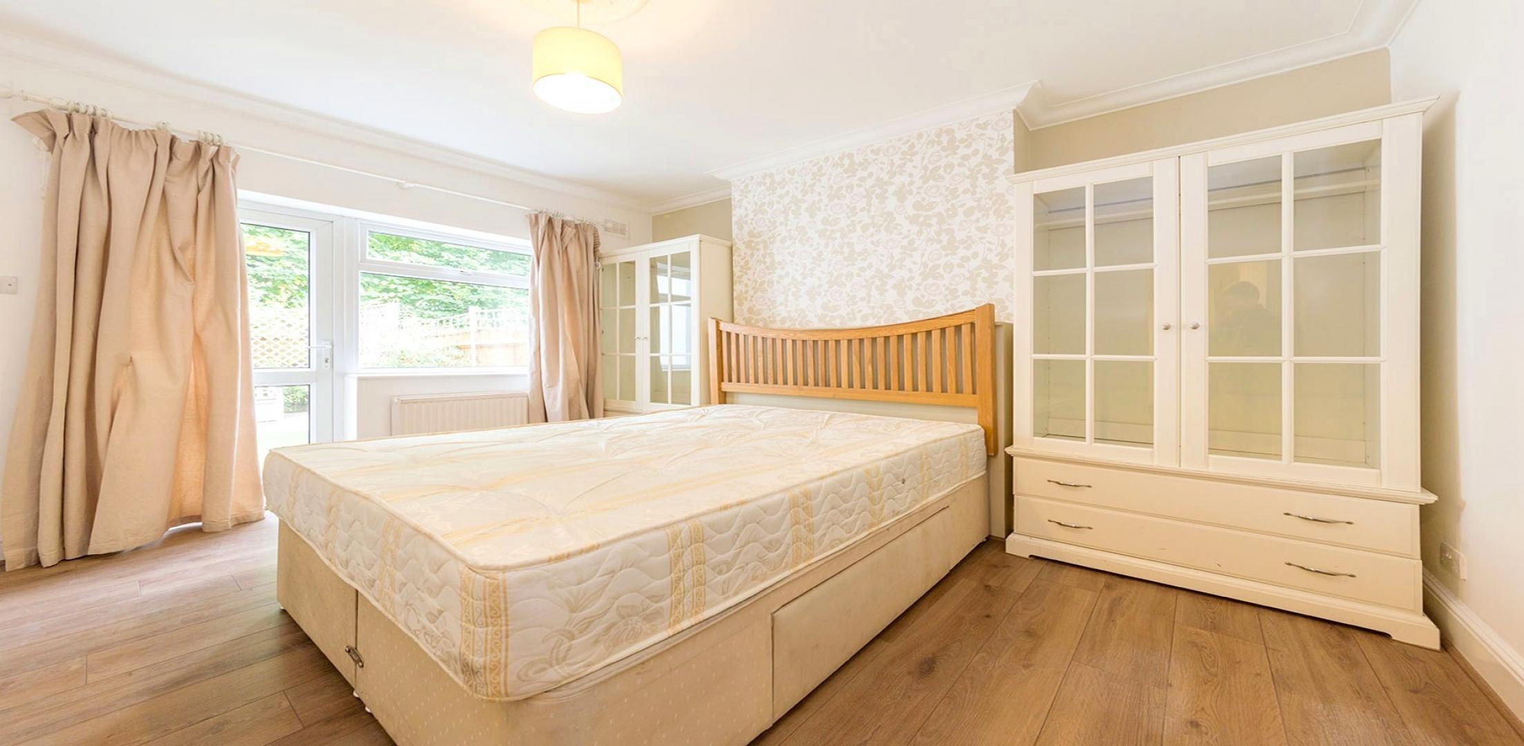			PRIVATE GARDEN, 3 Bedroom, 1 bath, 1 reception Flat			 North End Road , GOLDERS GREEN